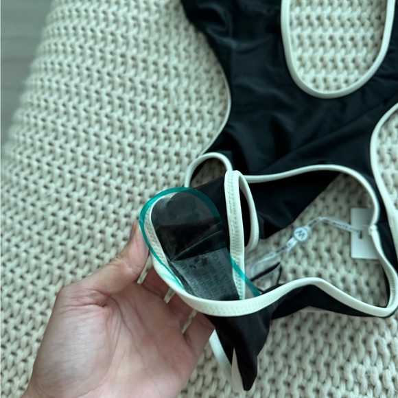 White Fox Corsica One Piece Black/White - Picture 5 of 6